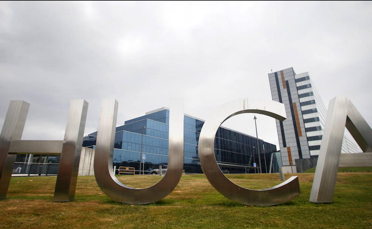 Coronavirus en Asturias | Detectado un brote de coronavirus en el personal de cocina del HUCA