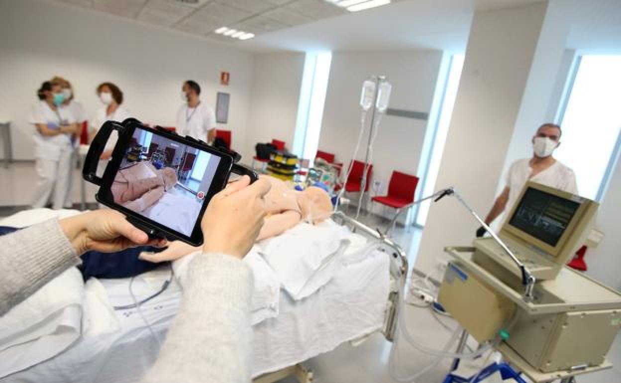 Ensayo de maniobra de pronación para pacientes de coronavirus en el HUCA.