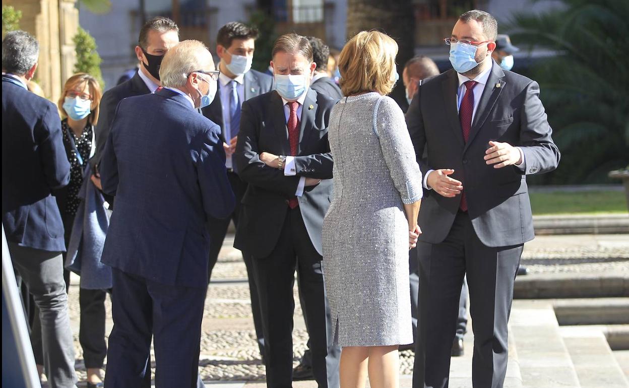 Adrián Barbón conversa con Delia Losa junto a Alfredo Canteli en la entrada del Reconquista.