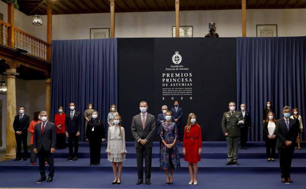 La Familia Real, con galardonados y patronos en la recepción en el Reconquista.
