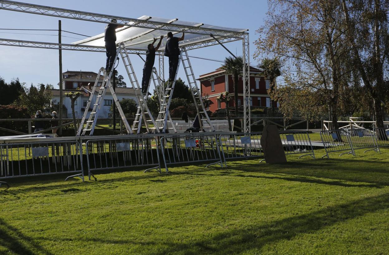 Varios operarios montan el techo del escenario donde hoy se llevará a cabo la entrega del Premio Pueblo Ejemplar. 