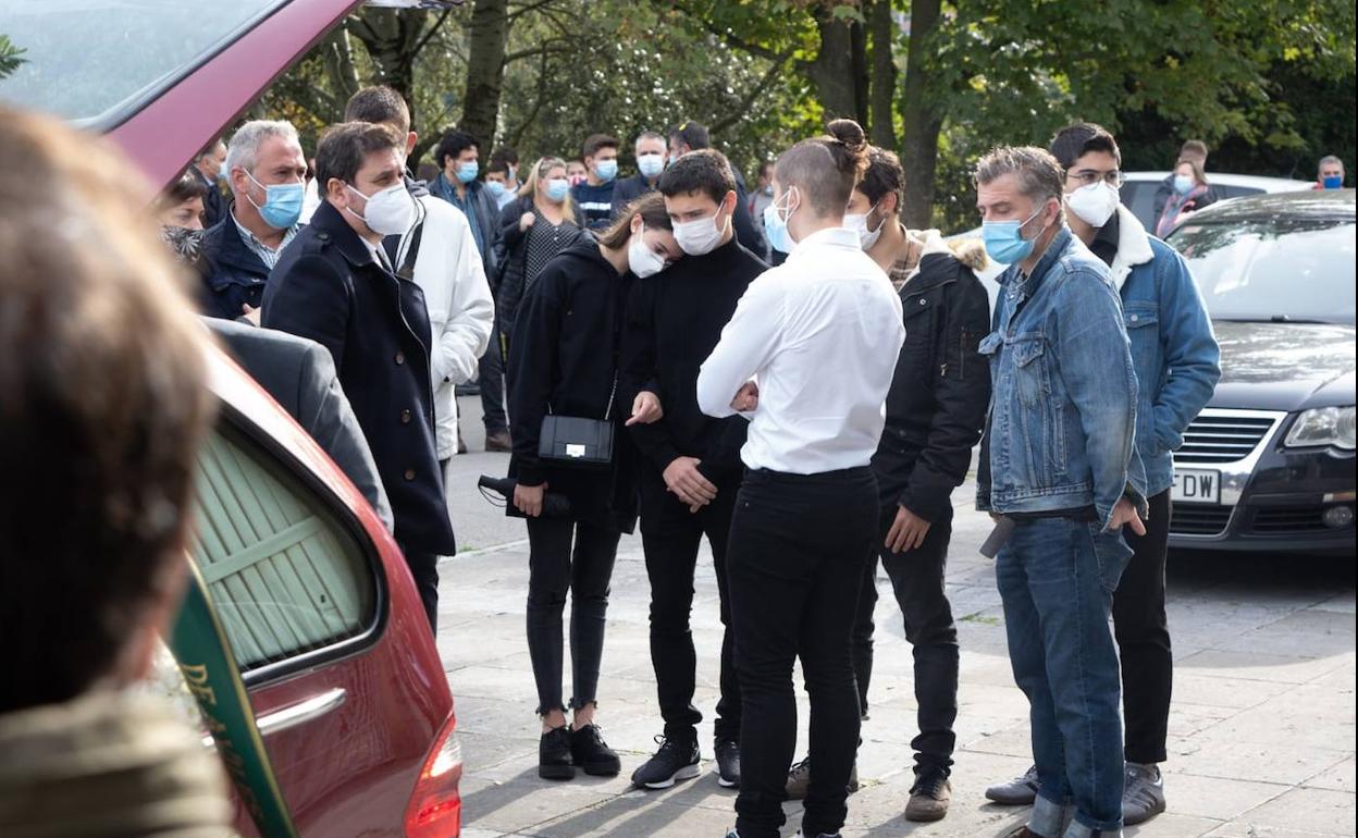 Parte de la familia de Belarmino, en la iglesia de Llaranes antes del inicio del funeral. 