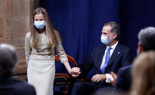 Galería. El Rey agarra de la mano a la Princesa en un gesto de cariño durante la ceremonia de los Premios celebrada en el hotel de La Reconquista.