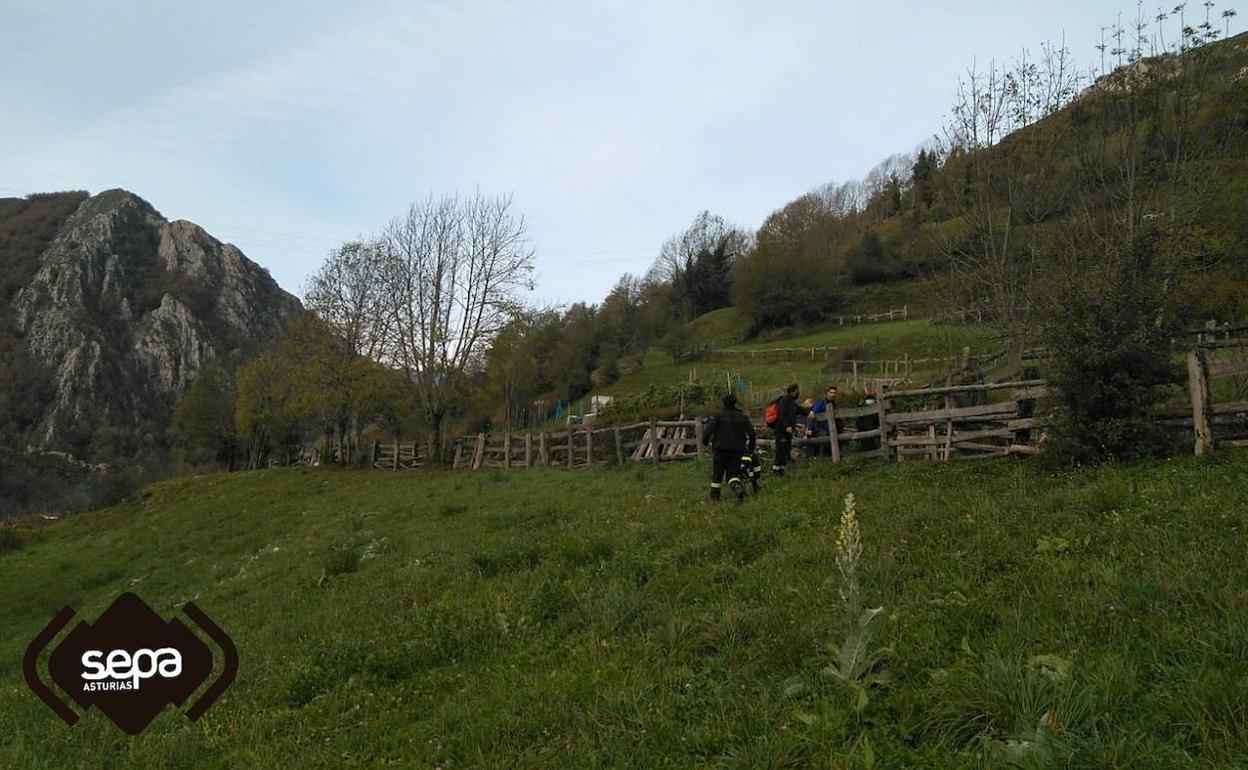 Momento del rescate de los montañeros extraviados en Caso.