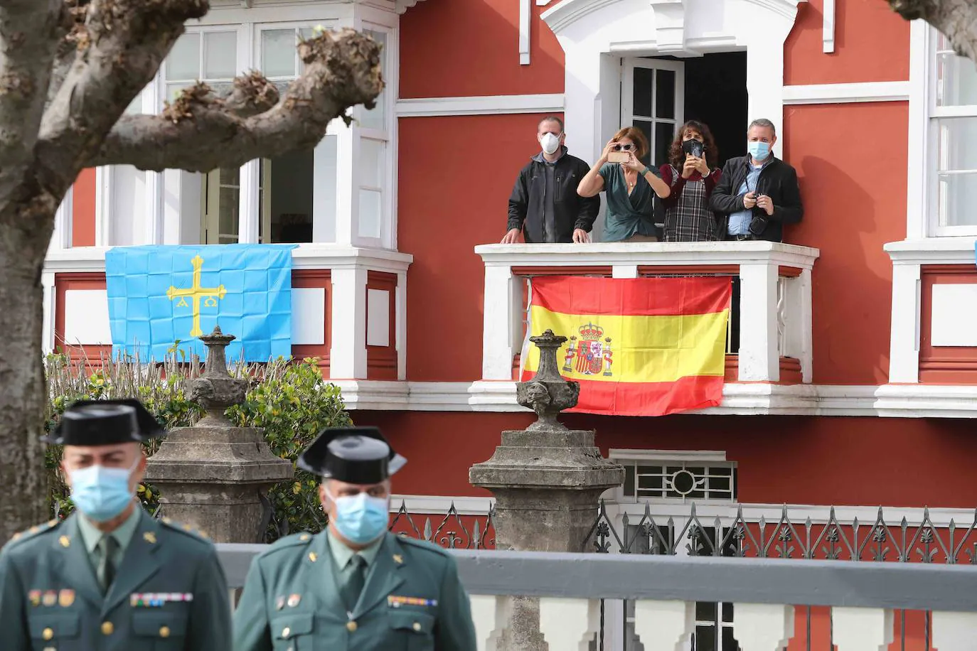 Don Felipe, doña Letizia y sus hijas, la Princesa Leonor y la Infanta Sofía, han recorrido las calles de Somao, Pueblo Ejemplar de Asturias 2020, para conocer a sus gentes y su pasado indiano.