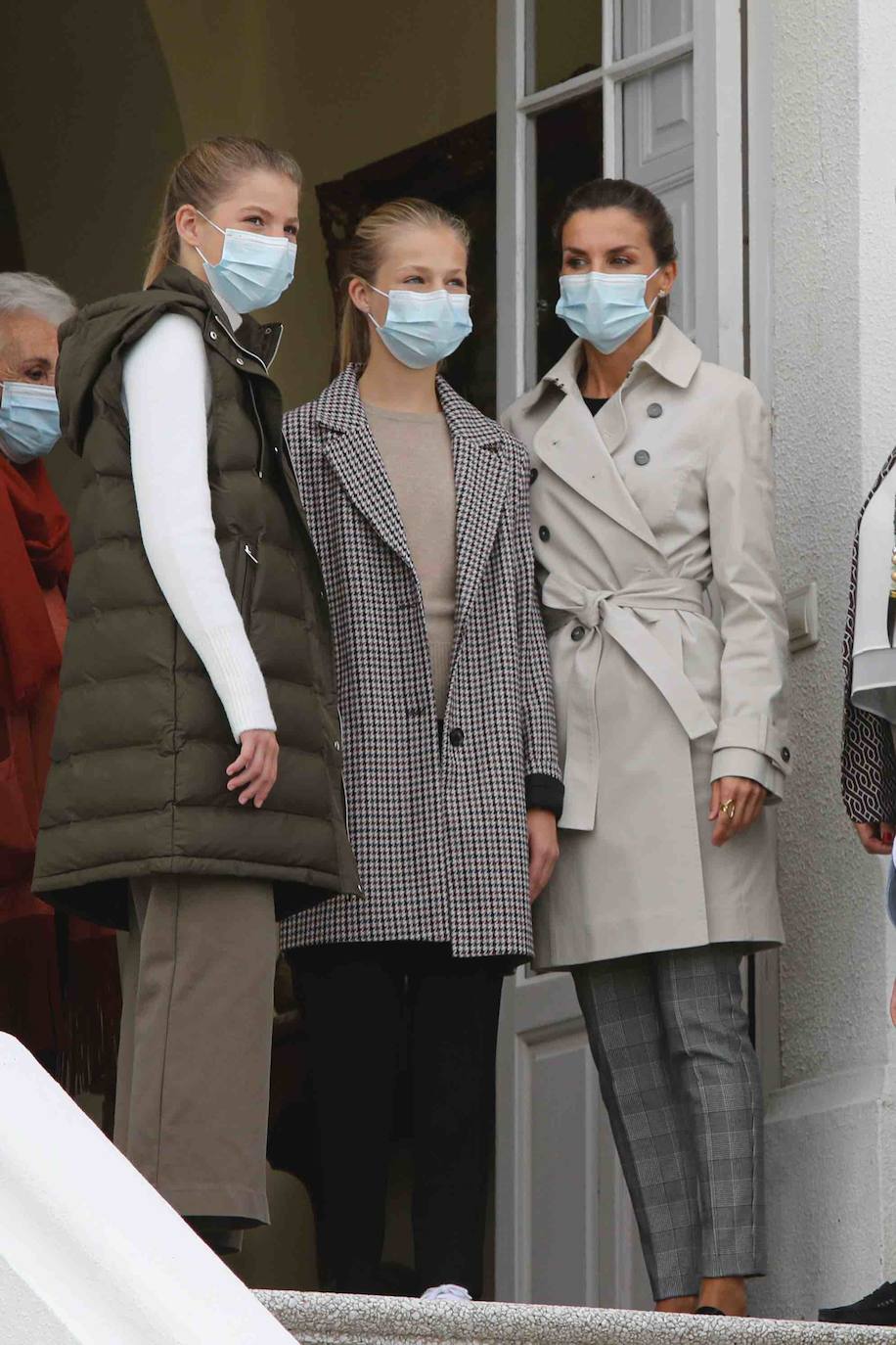 Don Felipe, doña Letizia y sus hijas, la Princesa Leonor y la Infanta Sofía, han recorrido las calles de Somao, Pueblo Ejemplar de Asturias 2020, para conocer a sus gentes y su pasado indiano.