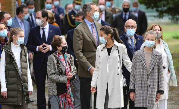 Los Reyes, acompañados por sus hijas la princesa Leonor y la infanta Sofía, disfrutaron de una edición atípica de los Premios Príncipe de Asturias 2020, marcada por la pandemia y por unas estrictas medidas de seguridad, tanto en el acto central en el Reconquista como en las actividades de la Fábrica. También en Somao, Pueblo Ejemplar de Asturias 2020.