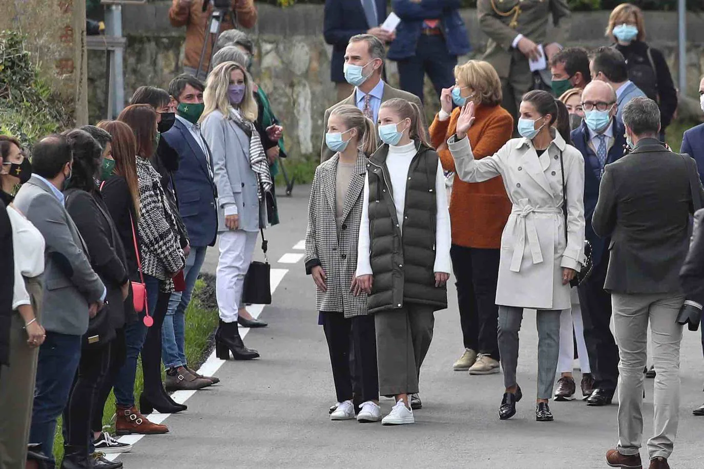 Don Felipe, doña Letizia y sus hijas, la Princesa Leonor y la Infanta Sofía, han recorrido las calles de Somao, Pueblo Ejemplar de Asturias 2020, para conocer a sus gentes y su pasado indiano.
