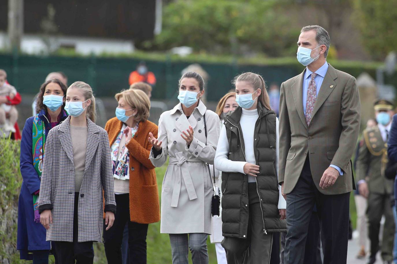 Don Felipe, doña Letizia y sus hijas, la Princesa Leonor y la Infanta Sofía, han recorrido las calles de Somao, Pueblo Ejemplar de Asturias 2020, para conocer a sus gentes y su pasado indiano.