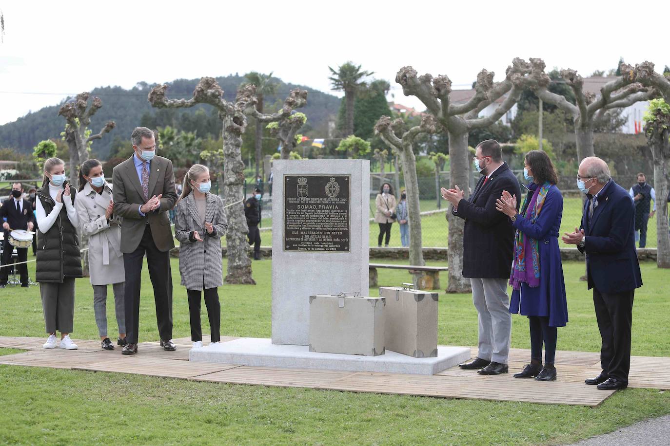 Don Felipe, doña Letizia y sus hijas, la Princesa Leonor y la Infanta Sofía, han recorrido las calles de Somao, Pueblo Ejemplar de Asturias 2020, para conocer a sus gentes y su pasado indiano.