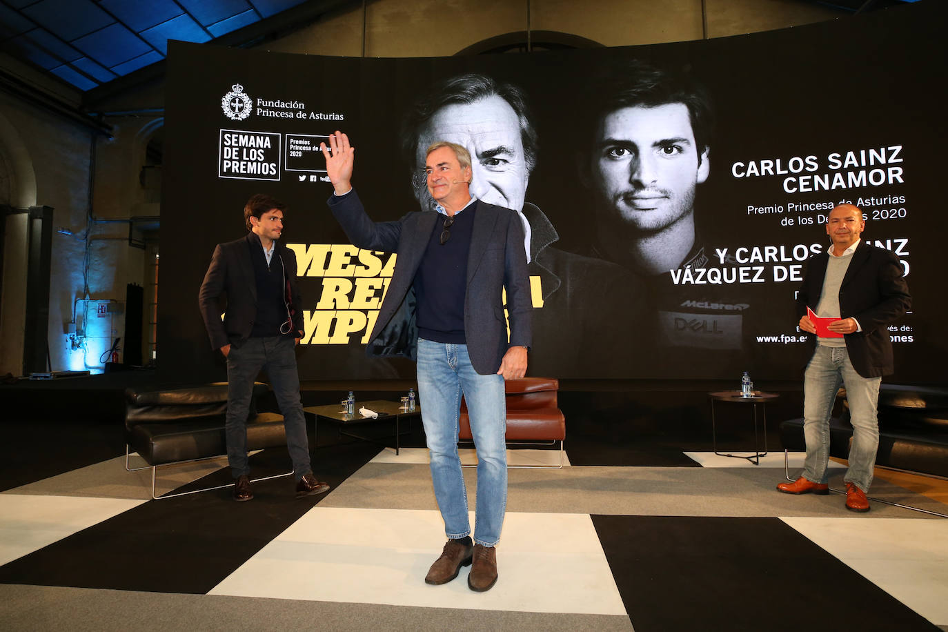 El piloto Carlos Sainz, Premio Princesa de Asturias de los Deportes 2020, y su hijo, Carlos Sainz Jr., han participado en una mesa redonda de campeones en la Fábrica de Armas de La Vega, organizada en el marco de la Semana de los Premios.