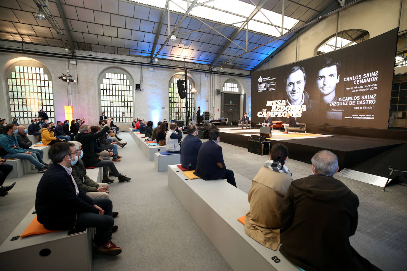 El piloto Carlos Sainz, Premio Princesa de Asturias de los Deportes 2020, y su hijo, Carlos Sainz Jr., han participado en una mesa redonda de campeones en la Fábrica de Armas de La Vega, organizada en el marco de la Semana de los Premios.