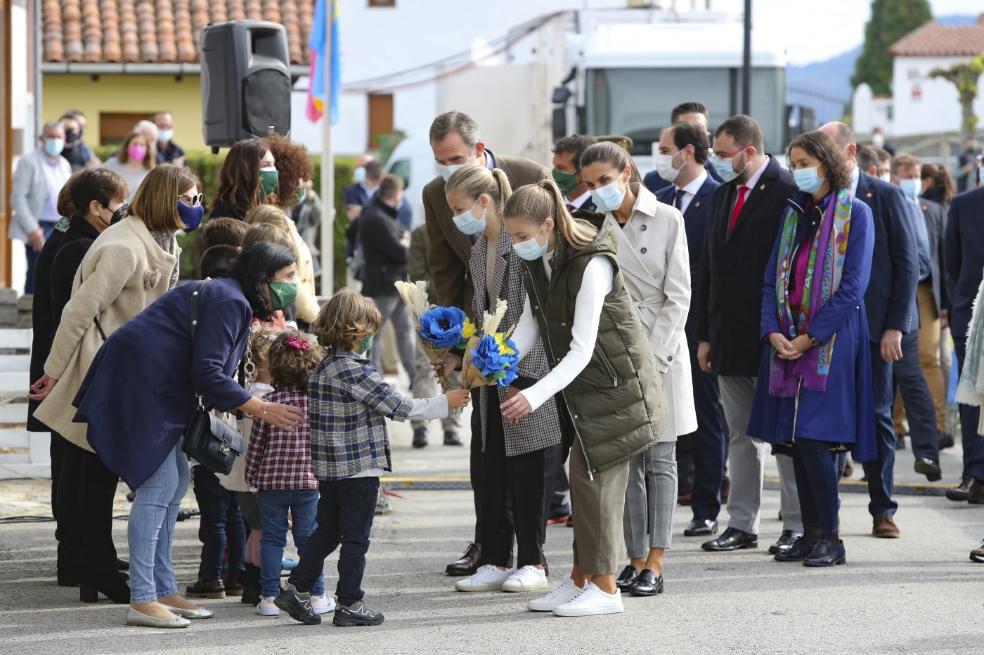 Luis Alonso y Olivia Álvarez entregan un ramo de flores de papel a Leonor y Sofía. Detrás de los Reyes, Adrián Barbón y Reyes Maroto.