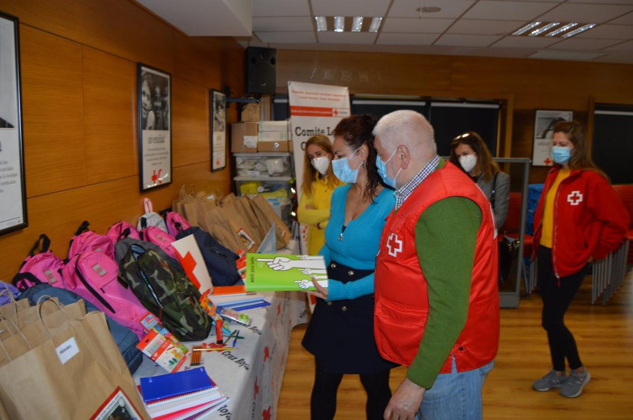 Voluntarios de Cruz Roja, con los lotes de material escolar. 