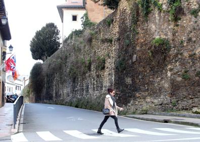 Imagen secundaria 1 - Arriba, fábrica de loza de San Claudio; a la izquierda, la muralla medieval y a la derecha, uno de los emblemáticos chalés de Trubia.