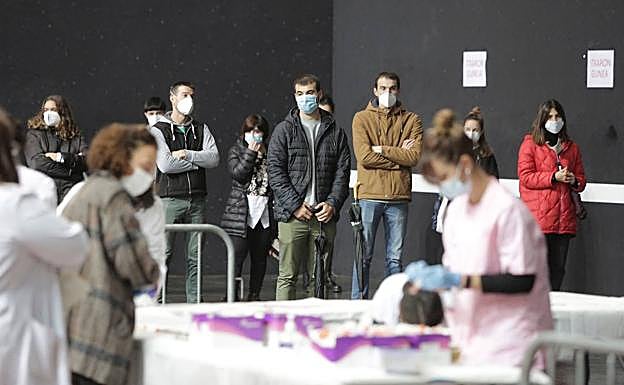 Vecinos esperan a realizarse las pruebas PCR en el frontón Izarraitz de Azpeitia.