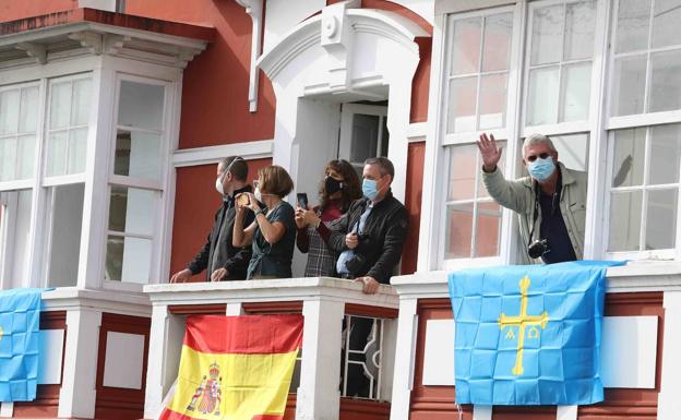 Galería. El pueblo de Somao se volcó con la Familia Real. 