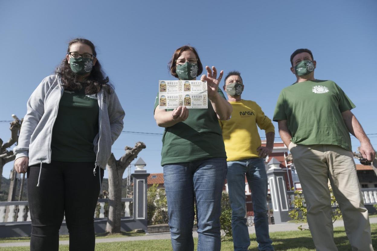Gema Iglesias, Sofía Díaz, Francisco Cayarga y Jovino García enseñan el número más buscado. 