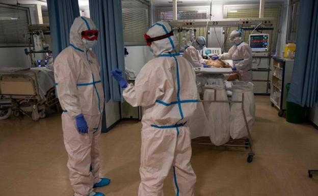 Simón advierte de que la pandemia no ha tocado techo y los contagios «subirán»