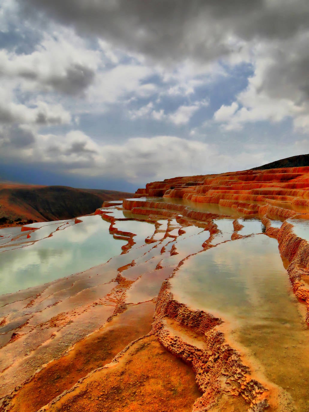 Badab Soort (Irán) | Estos curiosos escalones creados a lo largo de miles de años forman un espectacular enclave natural. El agua fía que fluye por ellos termina desembocando en dos manantiales termales minerales, que van depositando mineral de carbonatos en sus laderas y forman estas curiosas formas.