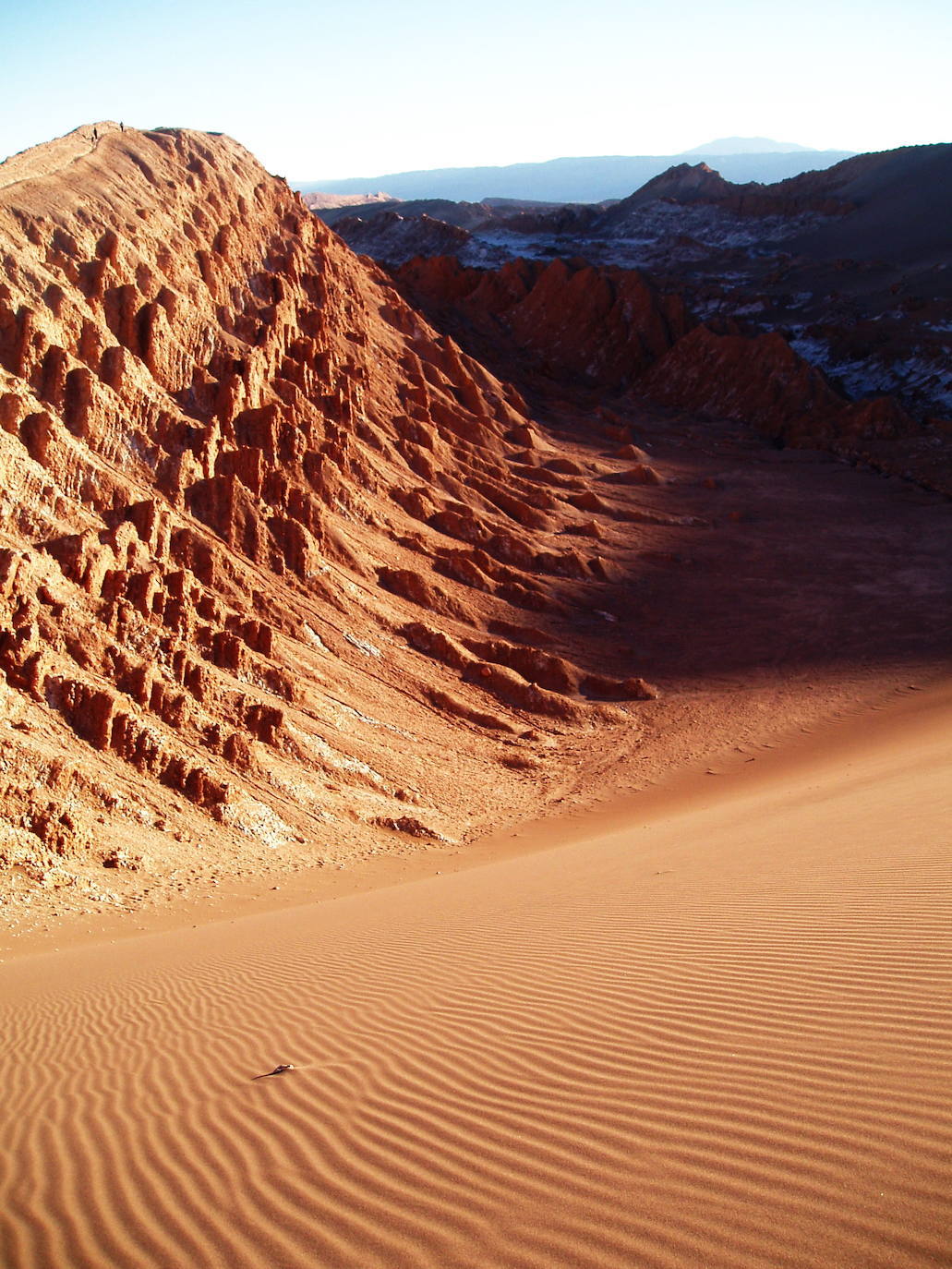 Valle de la Luna (Brasil) | Es uno de los ecosistemas tropicales más antiguos del mundo. Dicen que caminar por este enclave es similar a lo que sería hacerlo por un satélite. Es conocido por sus curiosas formaciones rocosas que se han ido creando a lo largo del tiempo a causa de la erosión que provocan las aguas transparentes de río Sao Miguel. 