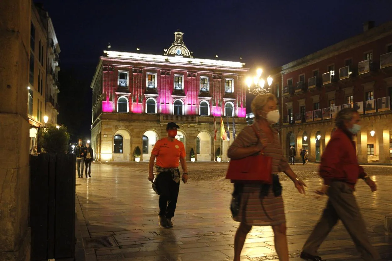 Varios ayuntamientos asturianos iluminaron anoche sus fachadas con motivo del Día Internacional del Cáncer de Mama. En la imagen, el Consistorio de Gijón. 