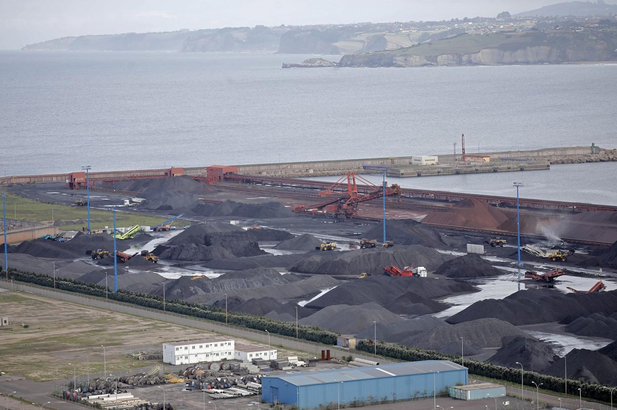 Carbones acumulados en El Musel. 