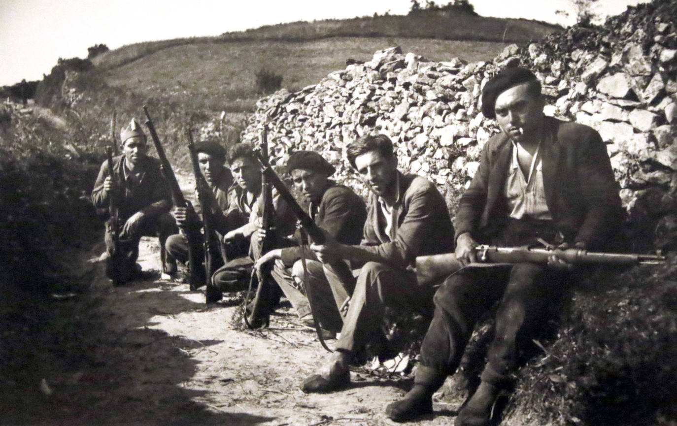 La exposición 'Frente a frente: dos visiones fotográficas de la Guerra Civil' que exhibe el Antiguo Instituto muestra los estragos del conflicto bélico en Gijón y Oviedo a través de las imágenes captadas por la cámara de Constantino Suárez y Florentino López, 'Floro'