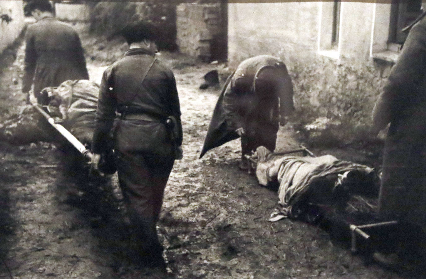 La exposición 'Frente a frente: dos visiones fotográficas de la Guerra Civil' que exhibe el Antiguo Instituto muestra los estragos del conflicto bélico en Gijón y Oviedo a través de las imágenes captadas por la cámara de Constantino Suárez y Florentino López, 'Floro'