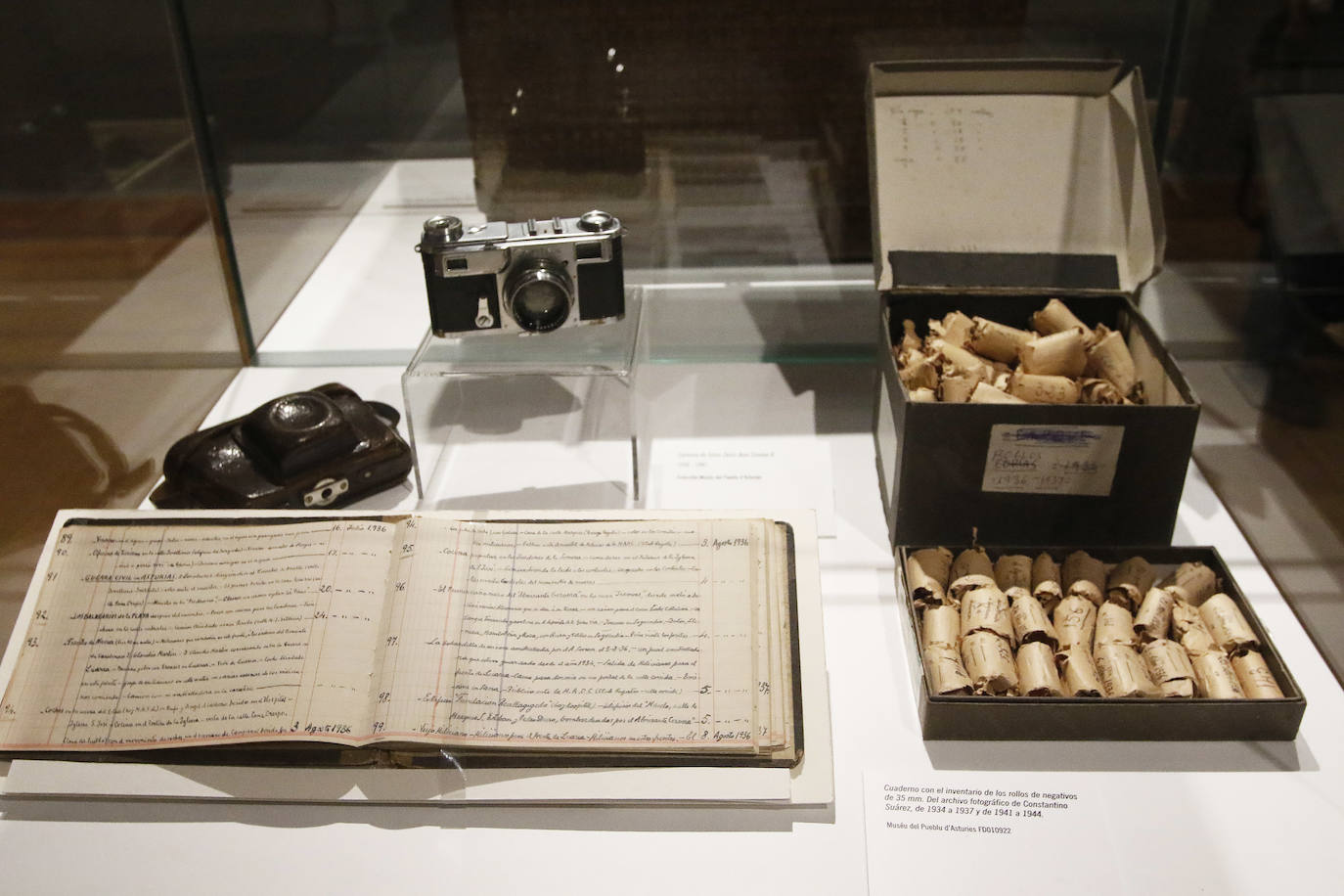 La exposición 'Frente a frente: dos visiones fotográficas de la Guerra Civil' que exhibe el Antiguo Instituto muestra los estragos del conflicto bélico en Gijón y Oviedo a través de las imágenes captadas por la cámara de Constantino Suárez y Florentino López, 'Floro'