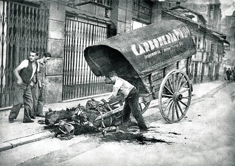 La exposición 'Frente a frente: dos visiones fotográficas de la Guerra Civil' que exhibe el Antiguo Instituto muestra los estragos del conflicto bélico en Gijón y Oviedo a través de las imágenes captadas por la cámara de Constantino Suárez y Florentino López, 'Floro'