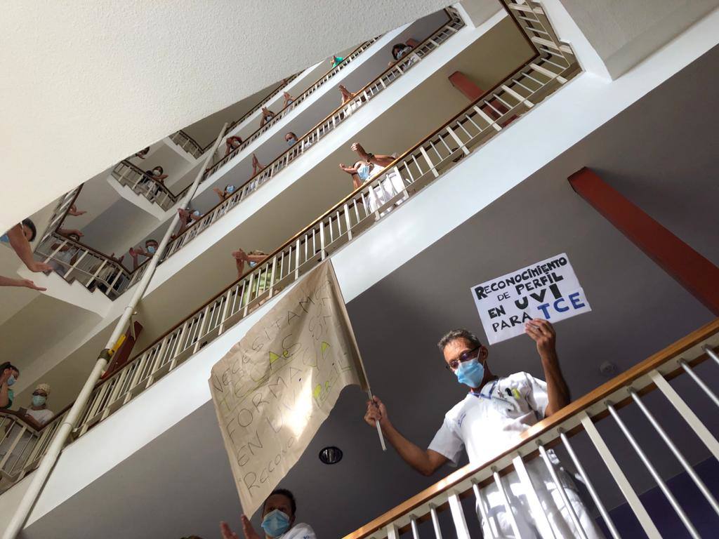 Los trabajadores del Hospital de Cabueñes se concentraron este miércoles para protestar por «la falta de organización, medios y personal».