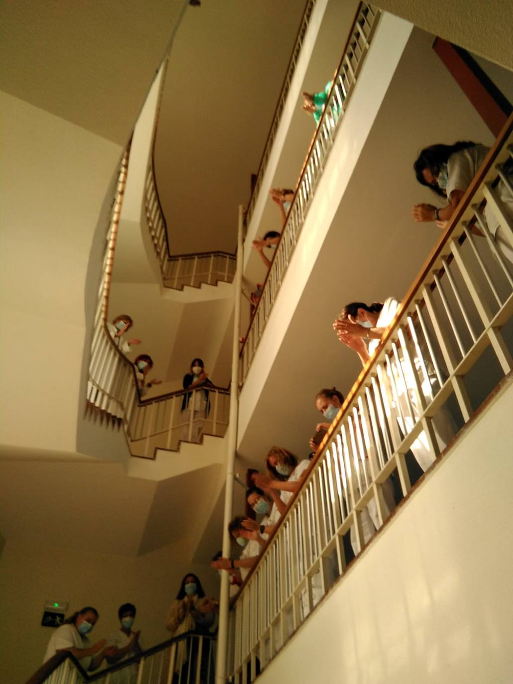 Los trabajadores del Hospital de Cabueñes se concentraron este miércoles para protestar por «la falta de organización, medios y personal».