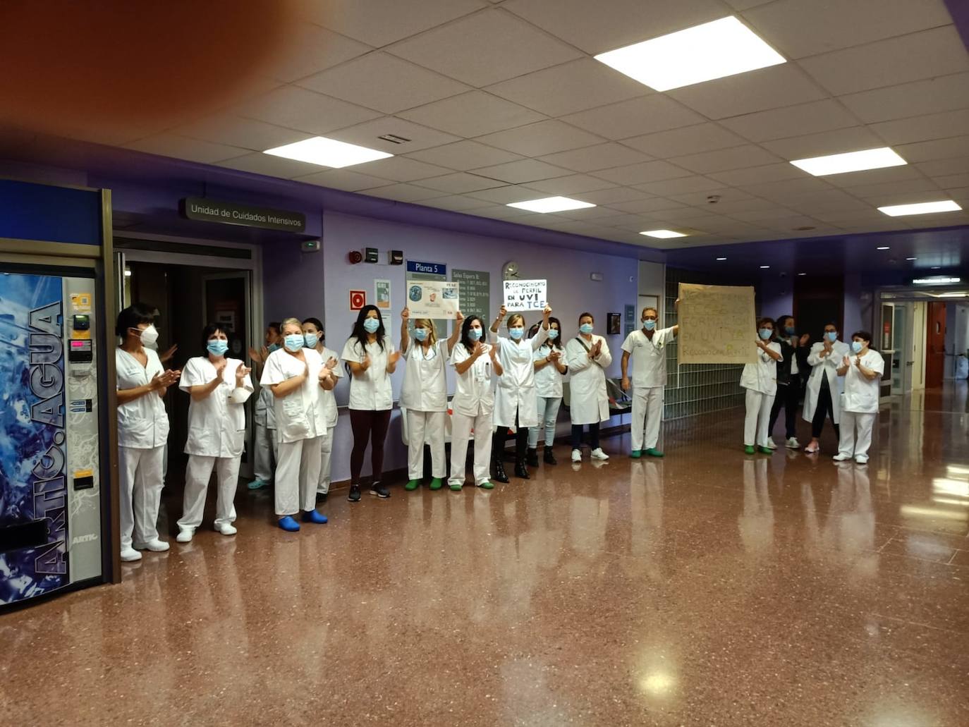Los trabajadores del Hospital de Cabueñes se concentraron este miércoles para protestar por «la falta de organización, medios y personal».