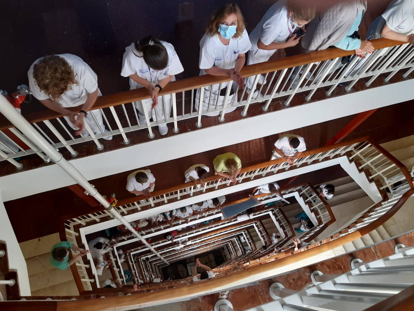 Los trabajadores del Hospital de Cabueñes se concentraron este miércoles para protestar por «la falta de organización, medios y personal».