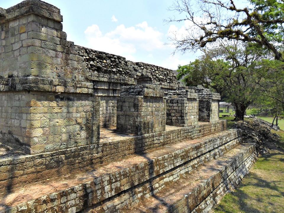 La escalinata de los jeroglíficos es lo que todos quieren visitar del Parque Arqueológico de Copán, un patrimonio mundial de los mayas al oeste de Honduras. Tiene 63 escalones y una altura de 12 metros, se levanta en un bosque localizado a unos 300 km al noroeste de Tegucigalpa. La UNESCO la declaró Patrimonio Mundial en 1980.