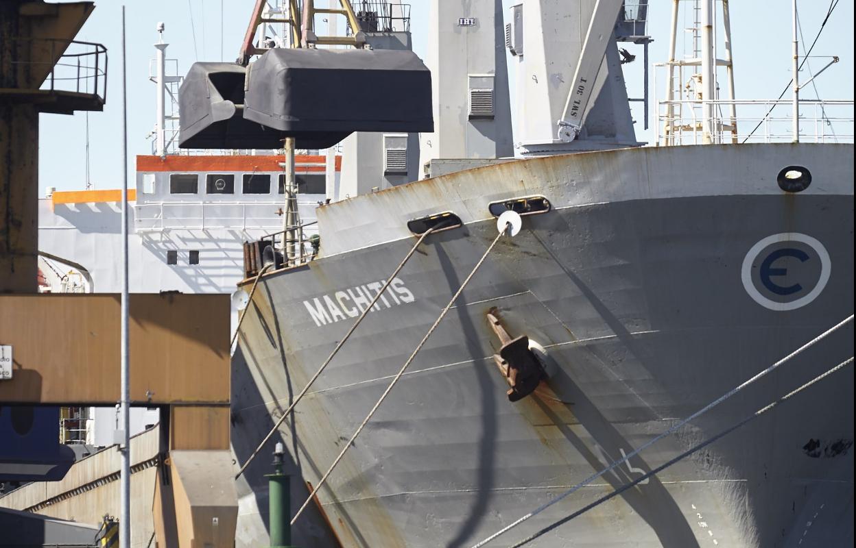 Un buque mercante espera su carga en el puerto de Avilés. 