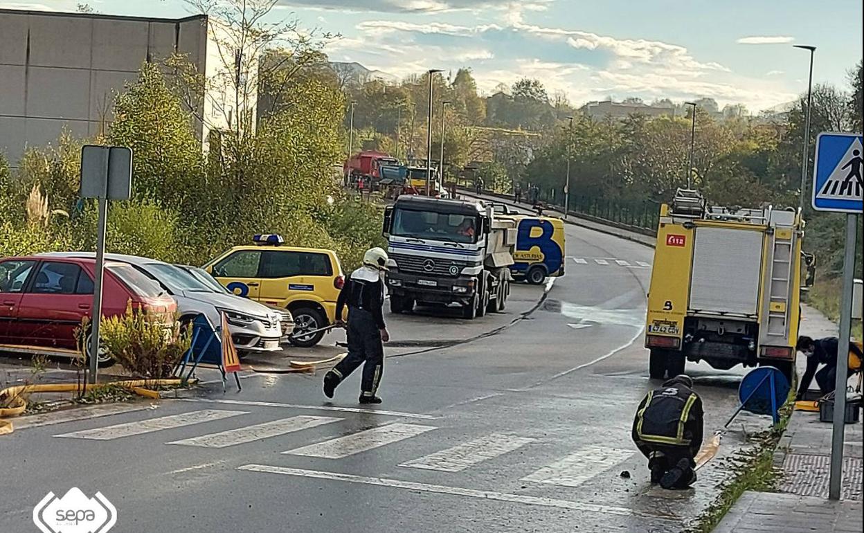 Controlada la fuga de gas en Nava que obligó a desalojar dos naves industriales