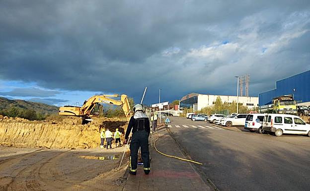 Imagen principal - Controlada una fuga de gas en Nava que obligó a desalojar dos naves industriales