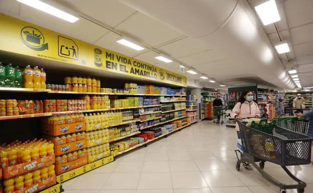 Sección de bebidas en el establecimiento de Mercadona en Gijón con los indicativos sobre el uso de pláticos.