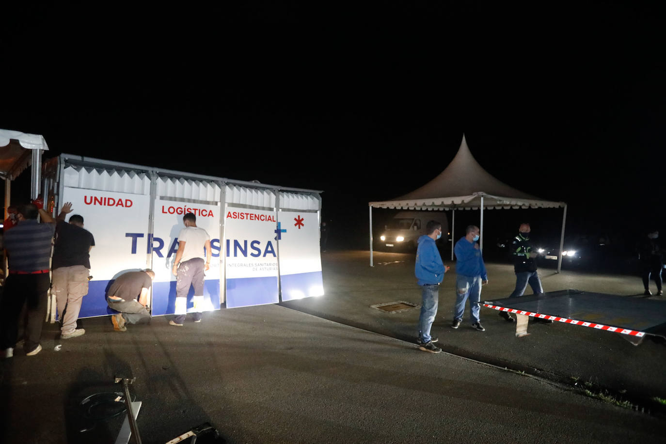 Este jueves comenzaron las labores de montaje del autocovid en la explanada de la Escuela de Marina Civil, en la avenida de La Pecuaria. Este punto de pruebas, anteriormente situado en las inmediaciones del hospital de Cabueñes, se traslada hasta el Campus debido a la instalación del hospital de campaña junto al centro médico. 