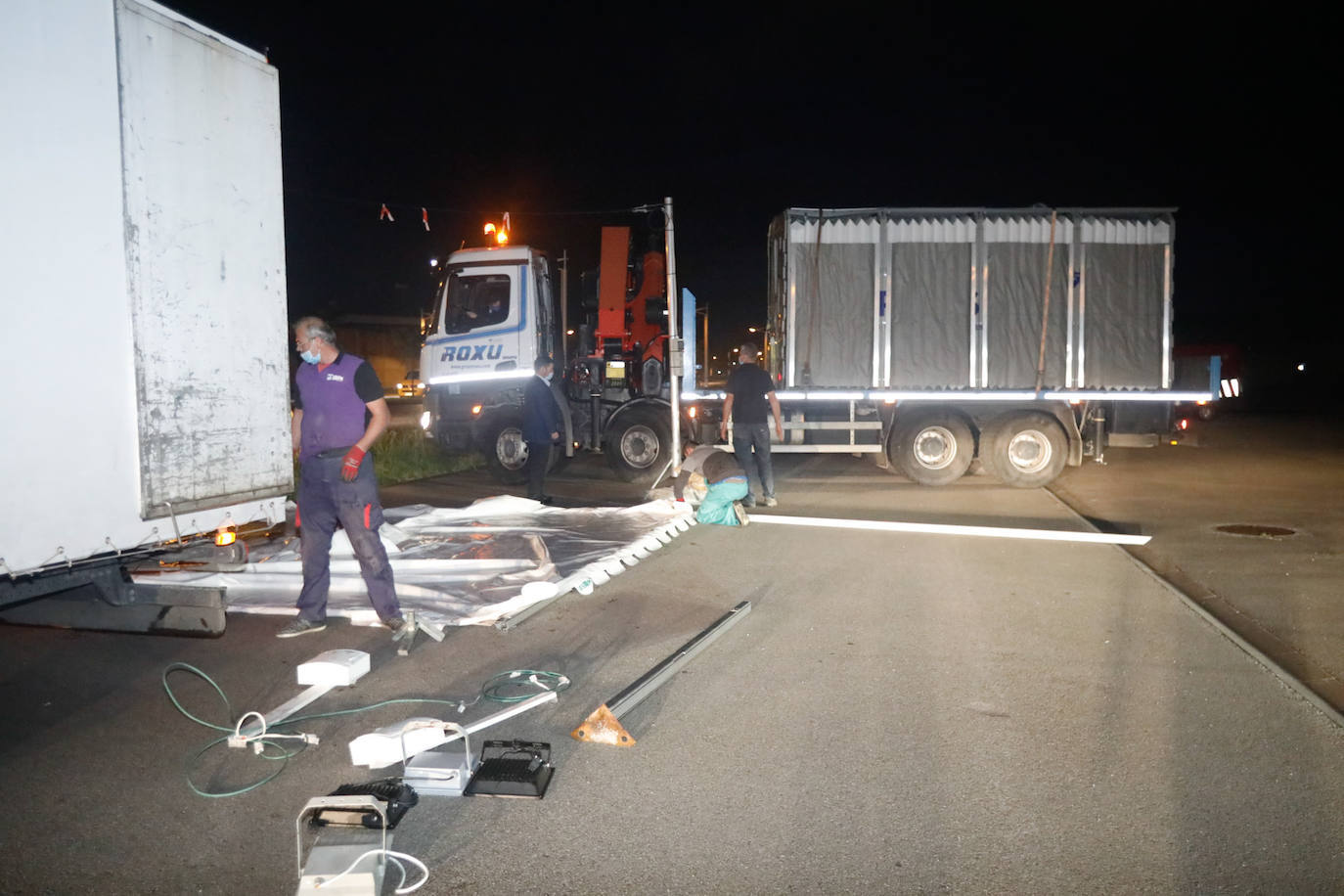 Este jueves comenzaron las labores de montaje del autocovid en la explanada de la Escuela de Marina Civil, en la avenida de La Pecuaria. Este punto de pruebas, anteriormente situado en las inmediaciones del hospital de Cabueñes, se traslada hasta el Campus debido a la instalación del hospital de campaña junto al centro médico.