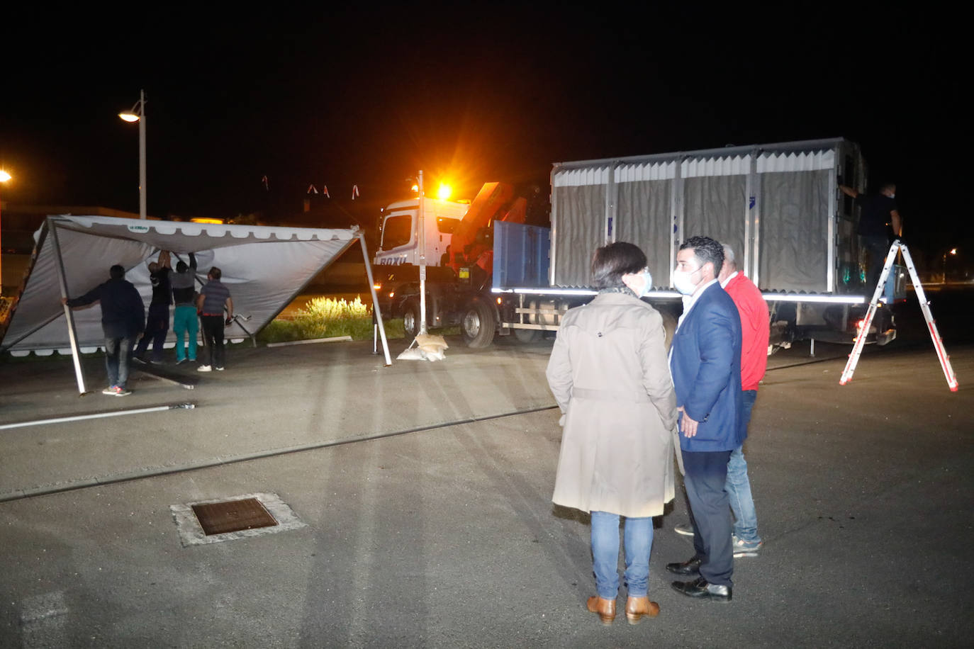 Este jueves comenzaron las labores de montaje del autocovid en la explanada de la Escuela de Marina Civil, en la avenida de La Pecuaria. Este punto de pruebas, anteriormente situado en las inmediaciones del hospital de Cabueñes, se traslada hasta el Campus debido a la instalación del hospital de campaña junto al centro médico. 