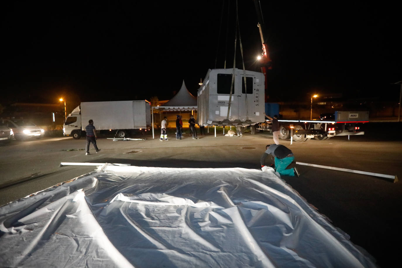 Este jueves comenzaron las labores de montaje del autocovid en la explanada de la Escuela de Marina Civil, en la avenida de La Pecuaria. Este punto de pruebas, anteriormente situado en las inmediaciones del hospital de Cabueñes, se traslada hasta el Campus debido a la instalación del hospital de campaña junto al centro médico. 