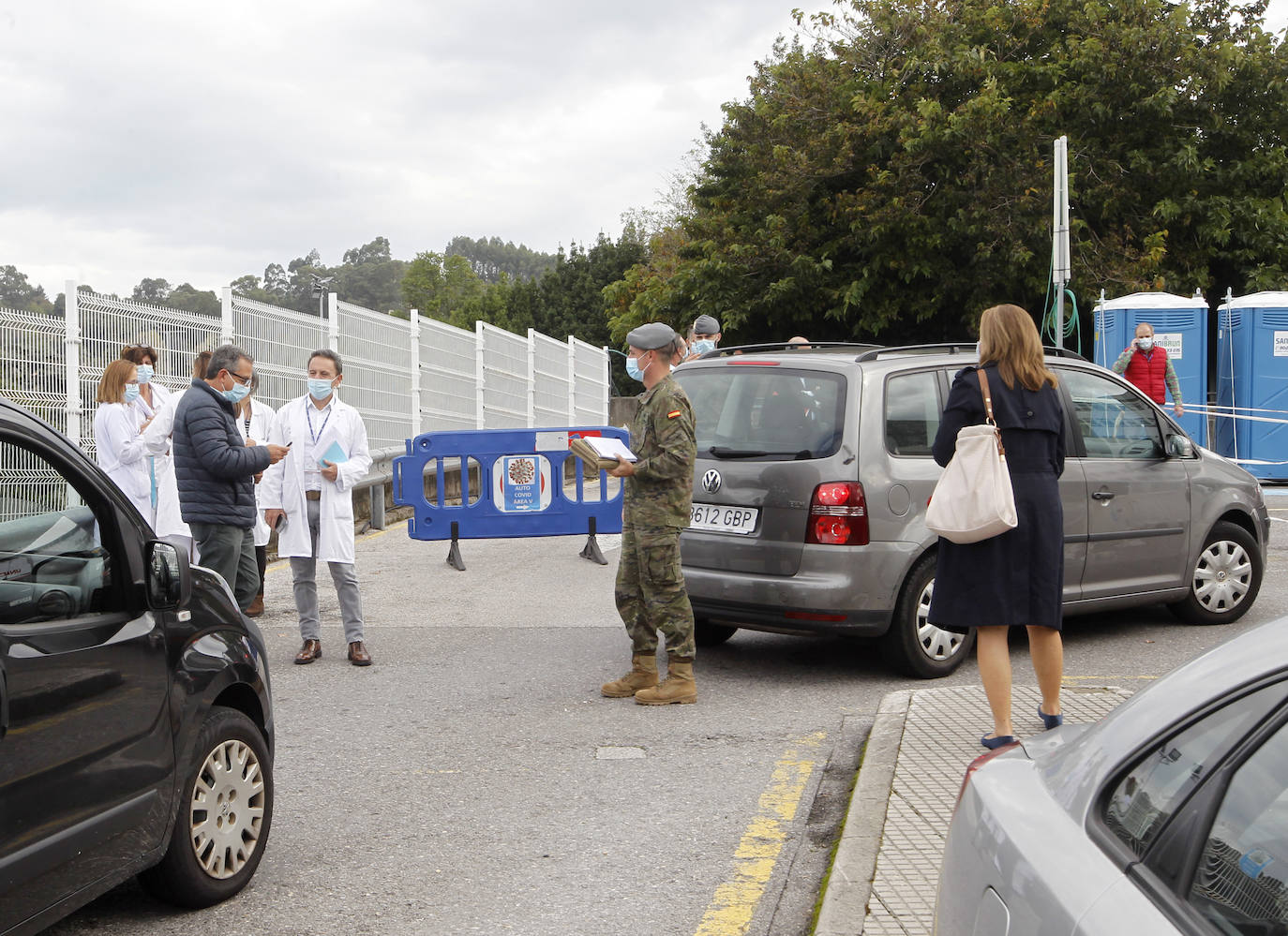 Miembros de las Fuerzas Armadas han estado este jueves en el centro sanitario gijonés para inspeccionar sobre el terreno el espacio en el que se desplegarán en el aparcamiento, en la zona del autocovid.