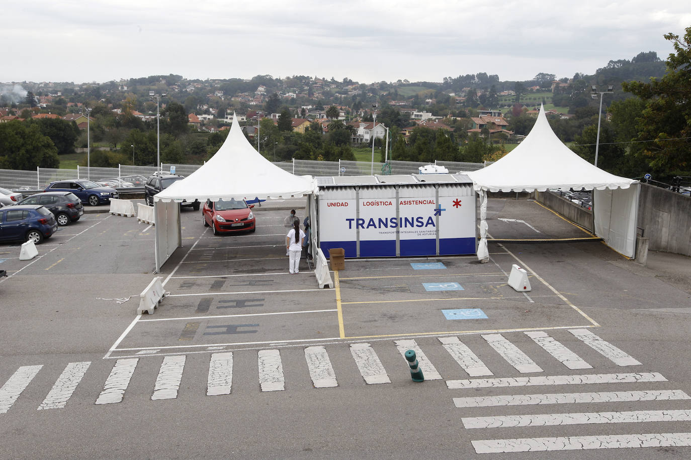 Miembros de las Fuerzas Armadas han estado este jueves en el centro sanitario gijonés para inspeccionar sobre el terreno el espacio en el que se desplegarán en el aparcamiento, en la zona del autocovid.