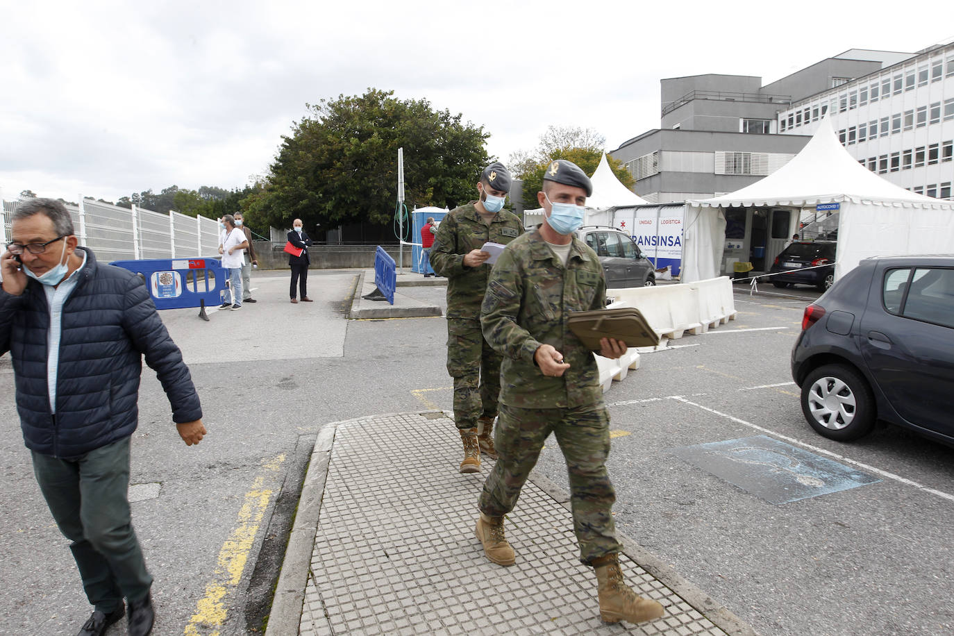 Miembros de las Fuerzas Armadas han estado este jueves en el centro sanitario gijonés para inspeccionar sobre el terreno el espacio en el que se desplegarán en el aparcamiento, en la zona del autocovid.