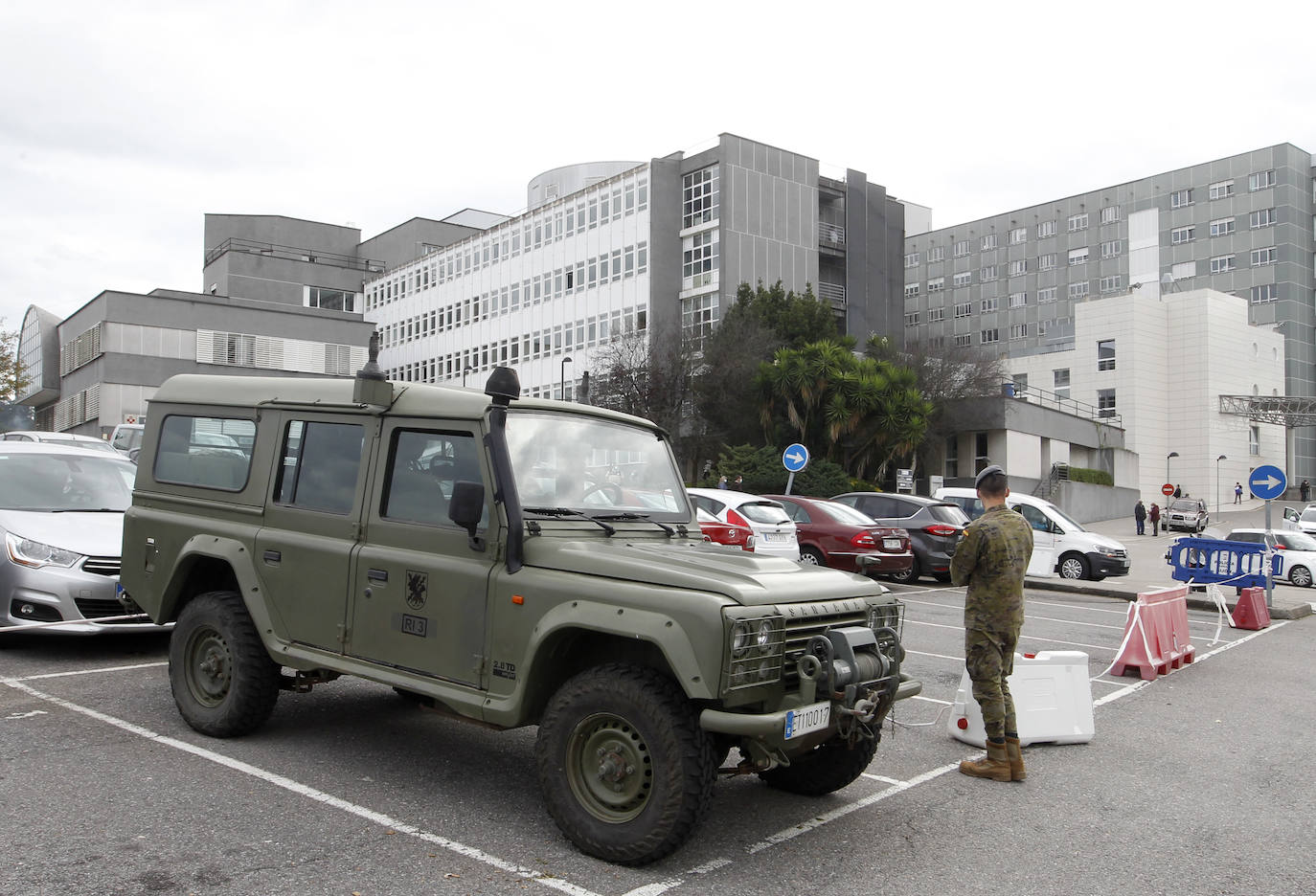 Miembros de las Fuerzas Armadas han estado este jueves en el centro sanitario gijonés para inspeccionar sobre el terreno el espacio en el que se desplegarán en el aparcamiento, en la zona del autocovid.