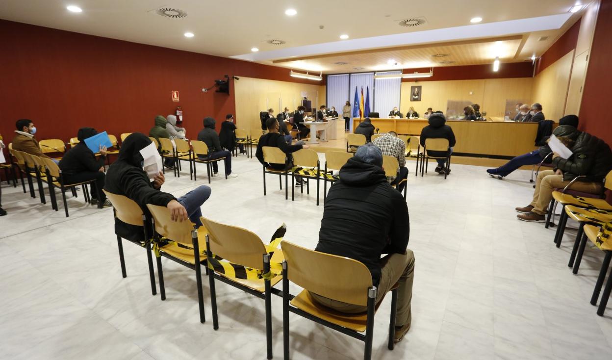 Los acusados, ayer, en la Sección Octava de la Audiencia Provincial. 