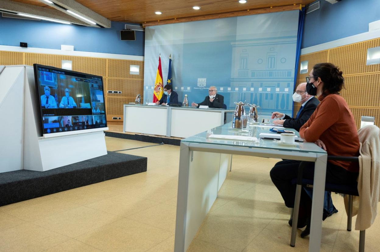 Salvador Illa y Manuel Castells, durante la reunión conjunta de Sanidad y Universidades. 